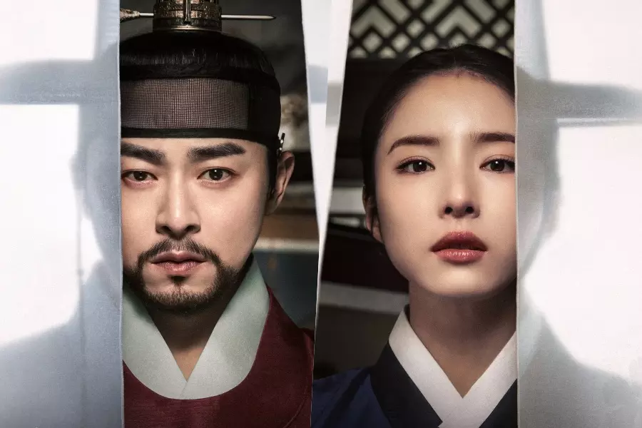 In “Captivating The King,” Jo Jung Suk and Shin Se Kyung hide their true identities behind masks.